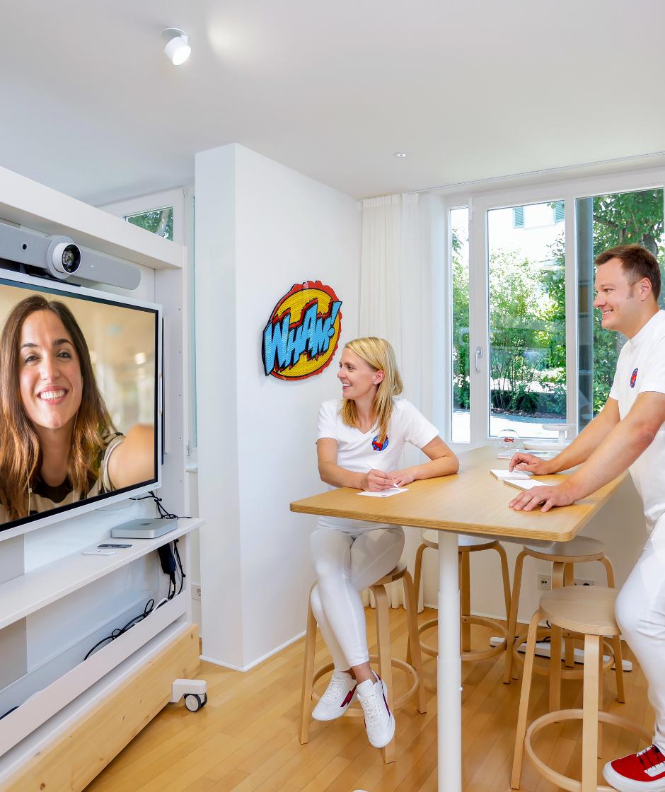 Dr. Nicole Horvath und Dr. Sebastian Horvath in einer Videokonferenz im digitalen Konferenzraum der Praxis.