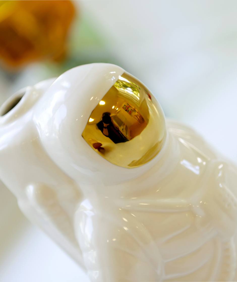 Eine Vase in Form eines Astronauten welche auf der Rezeption ausgestellt ist.