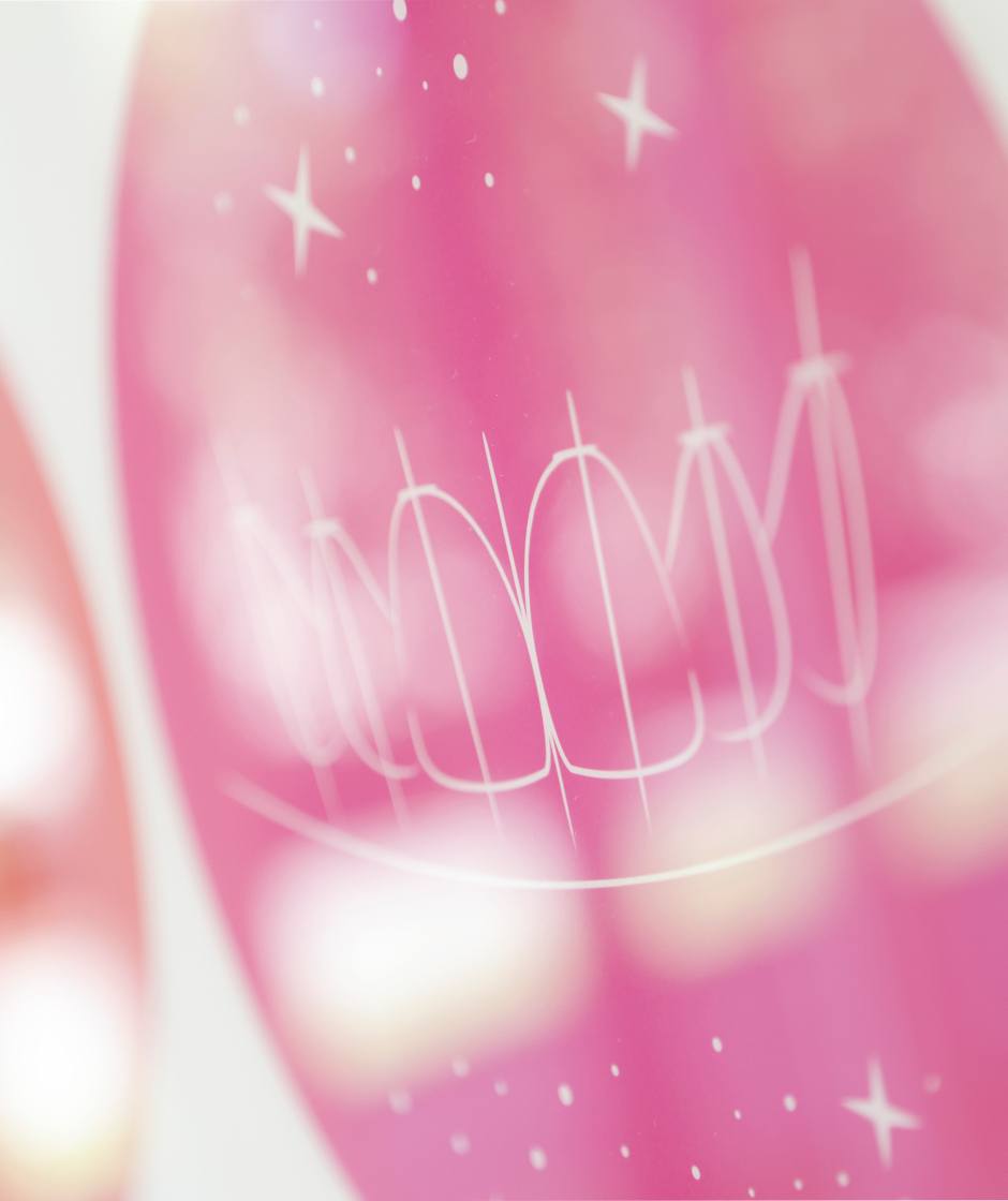 Pinkes Logo für schöne und gerade Zähne auf einem Bild in unserer Praxis