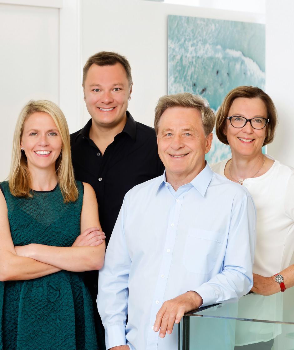 Ein Portrait von Familie Horvath. Darauf zu sehen sind Dr. Nicole Horvath, Dr. Sebastian Horvath, Dr. Domonkos Horvath und Frau Barbara Horvath.