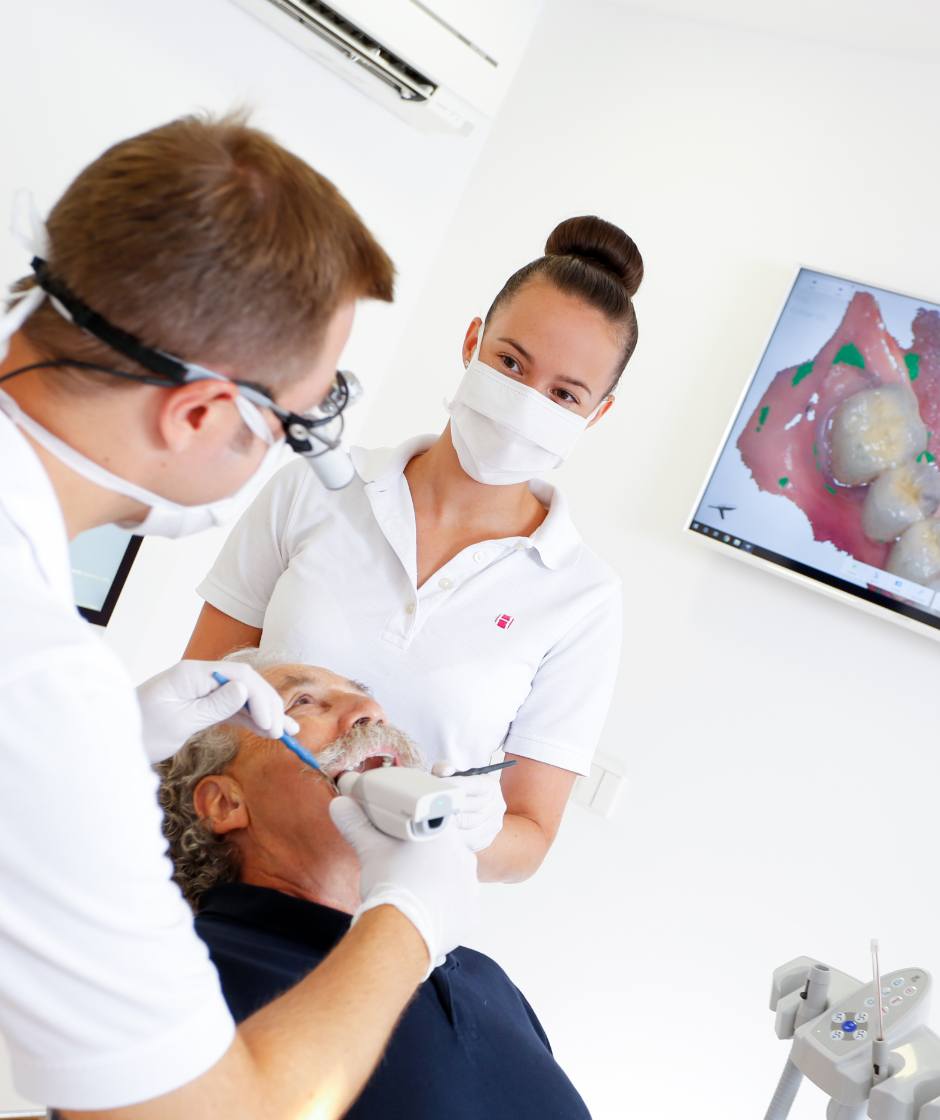 Dr. Horvath erstellt mit seiner Assistentin einen Scan vom Gebiss seines Patienten.