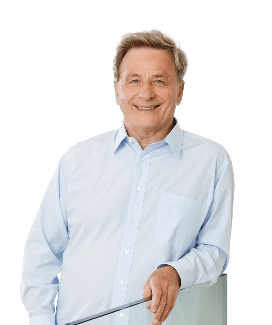 Portrait von Dr. Domonkos Horvath in einem hellblauen Hemd. Er lehnt auf einem gläsernen Geländer.