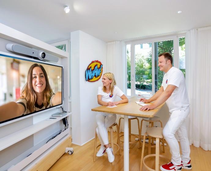 Dr. Nicole Horvath und Dr. Sebastian Horvath in einer Videokonferenz im digitalen Konferenzraum der Praxis