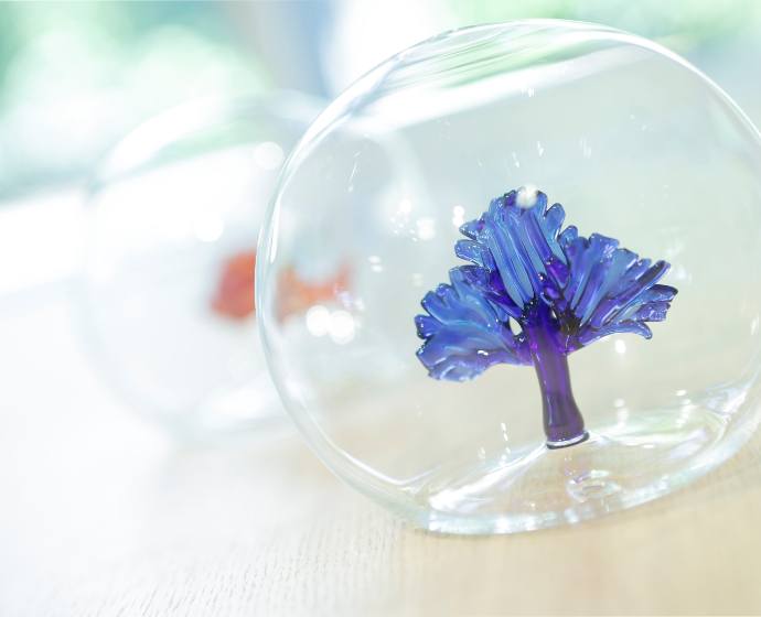 Eine Glasblase welche im Besprechungszimmer als Deko auf dem Tisch aufgestellt ist.