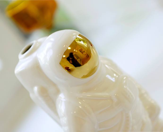 Eine Vase in Form eines Astronauten welche auf der Rezeption ausgestellt ist.