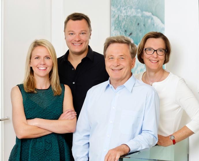 Ein Portrait von Familie Horvath. Darauf zu sehen sind Dr. Nicole Horvath, Dr. Sebastian Horvath, Dr. Domonkos Horvath und Frau Barbara Horvath.