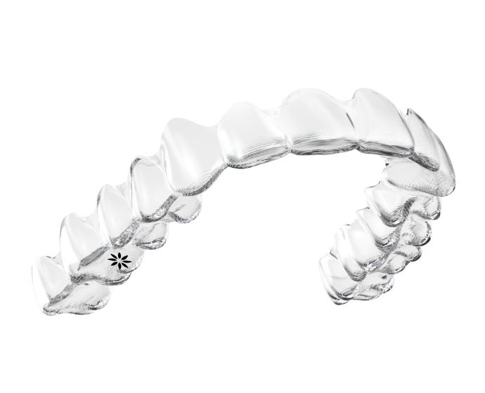 Die Invisalign Schiene vor weissem Hintergrund.