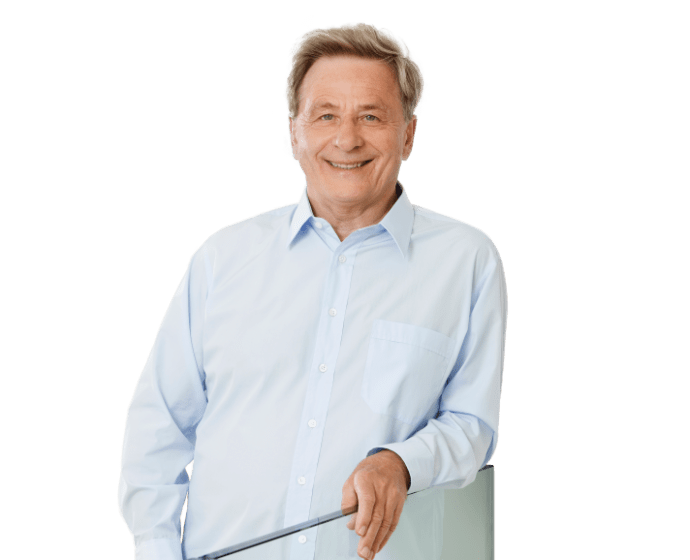 Portrait von Dr. Domonkos Horvath in einem hellblauen Hemd. Er lehnt auf einem gläsernen Geländer.