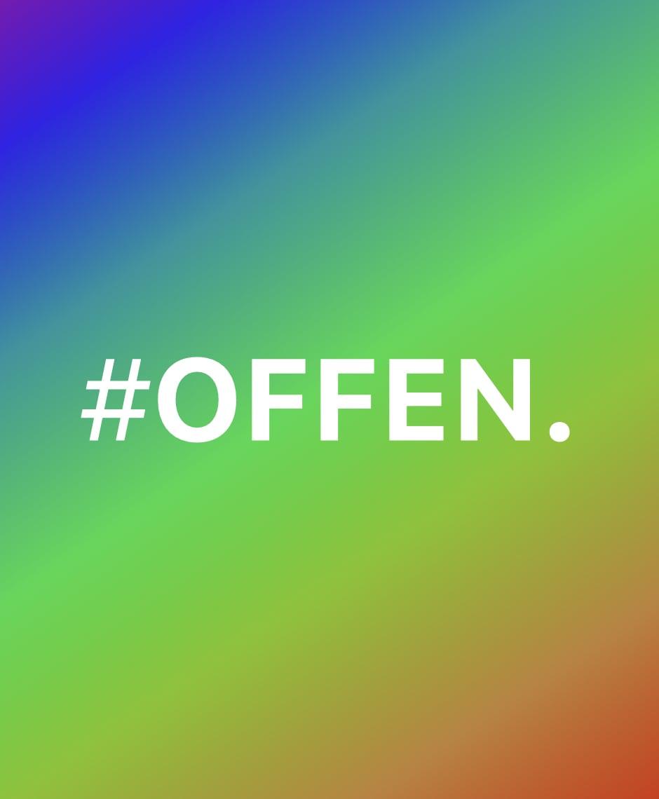 Hashtag offen. Dieses Wort steht großgeschrieben auf einem Regenbogenfarbenen Hintergrund.