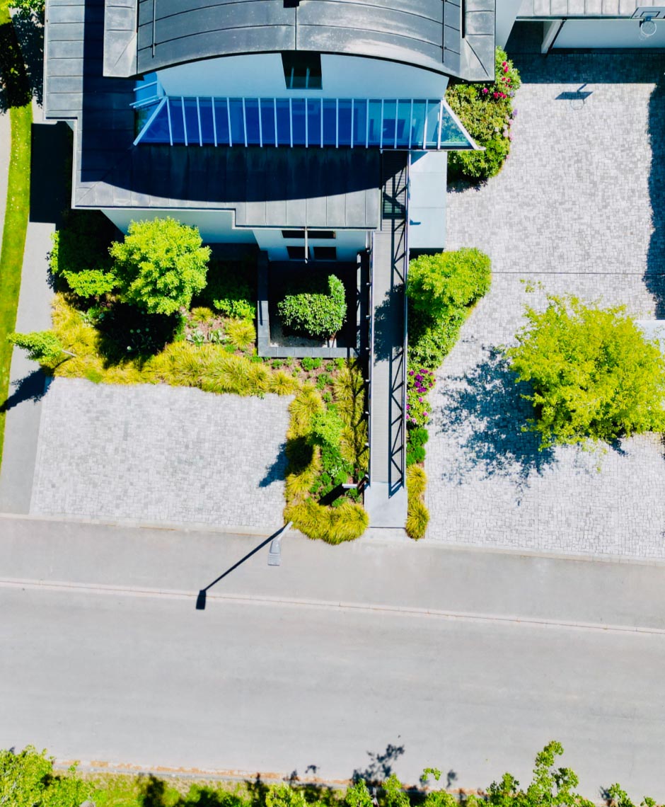 Vogelperspektive auf unsere Praxis. Wir sind eingebettet in einen wunderschönen, grünen Garten.