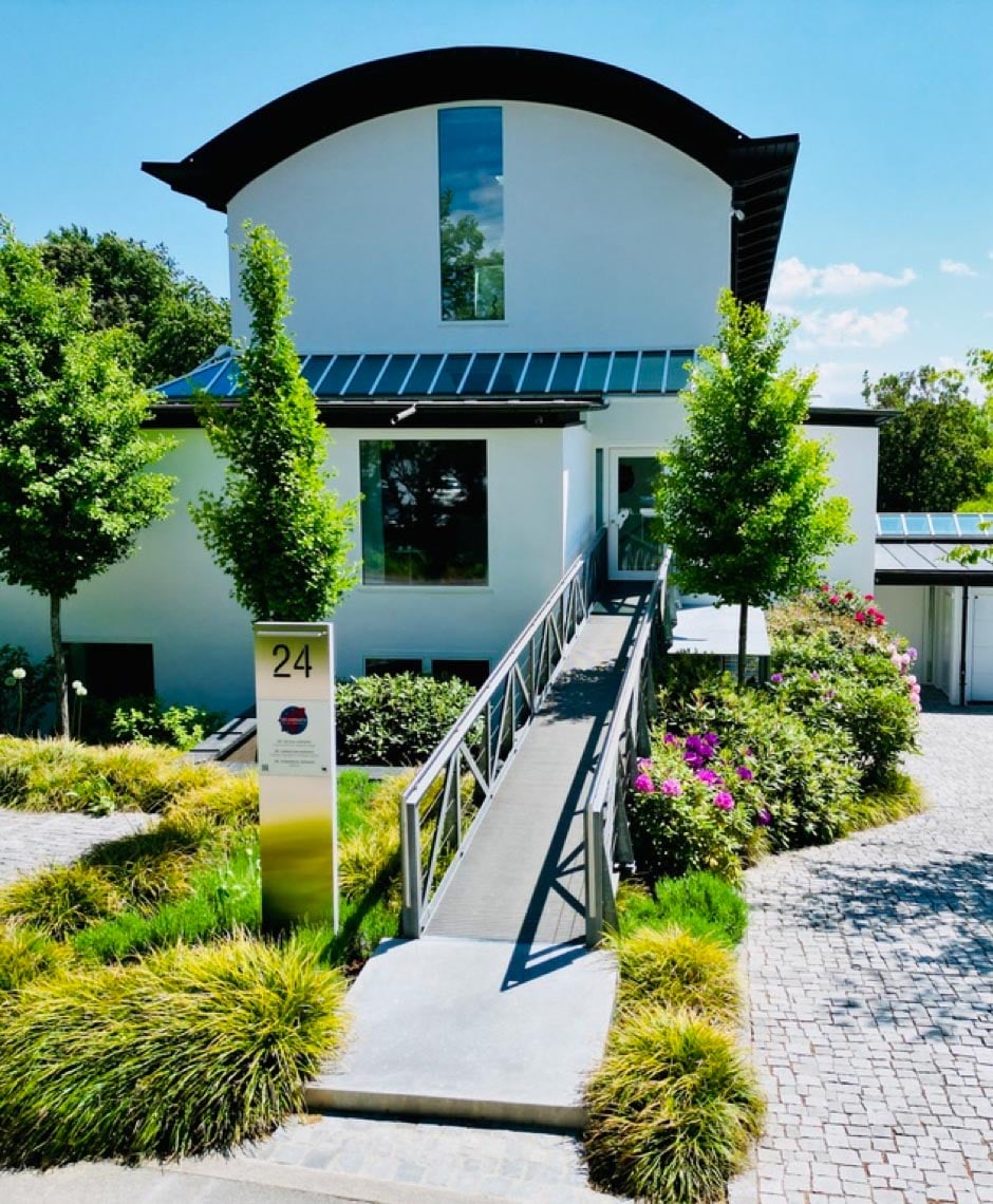 Grünanlage der Praxis Dr. Horvath in Jestetten