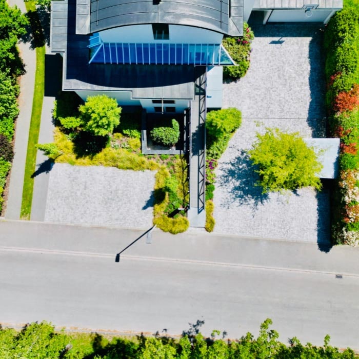 Vogelperspektive auf unsere Praxis. Wir sind eingebettet in einen wunderschönen, grünen Garten.