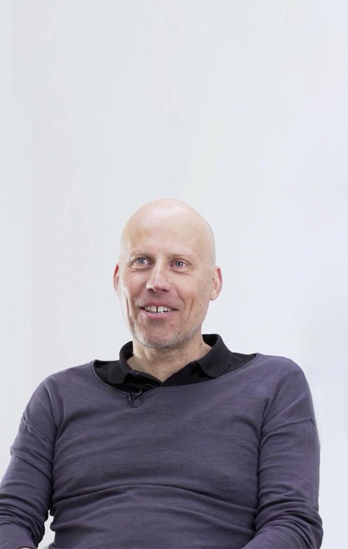 Der Patient berichtet von seinen Erfahrungen einer Behandlung mit digitaler Zahnkrone in einer Sitzung und Implantaten.