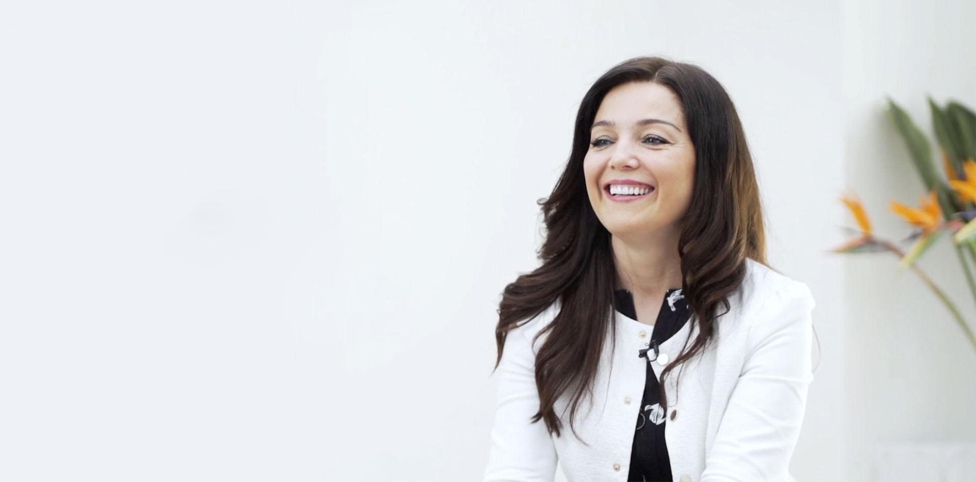 In dem Video erzählt die Patientin von Ihren Erfahrungen bei einer Behandlung mit Invisalign und Veneers in unserer Praxis