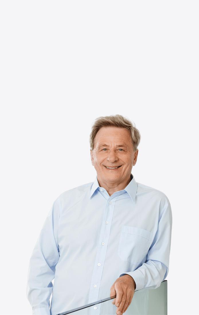 Portrait von Dr. Domonkos Horvath in einem hellblauen Hemd. Er lehnt auf einem gläsernen Geländer.