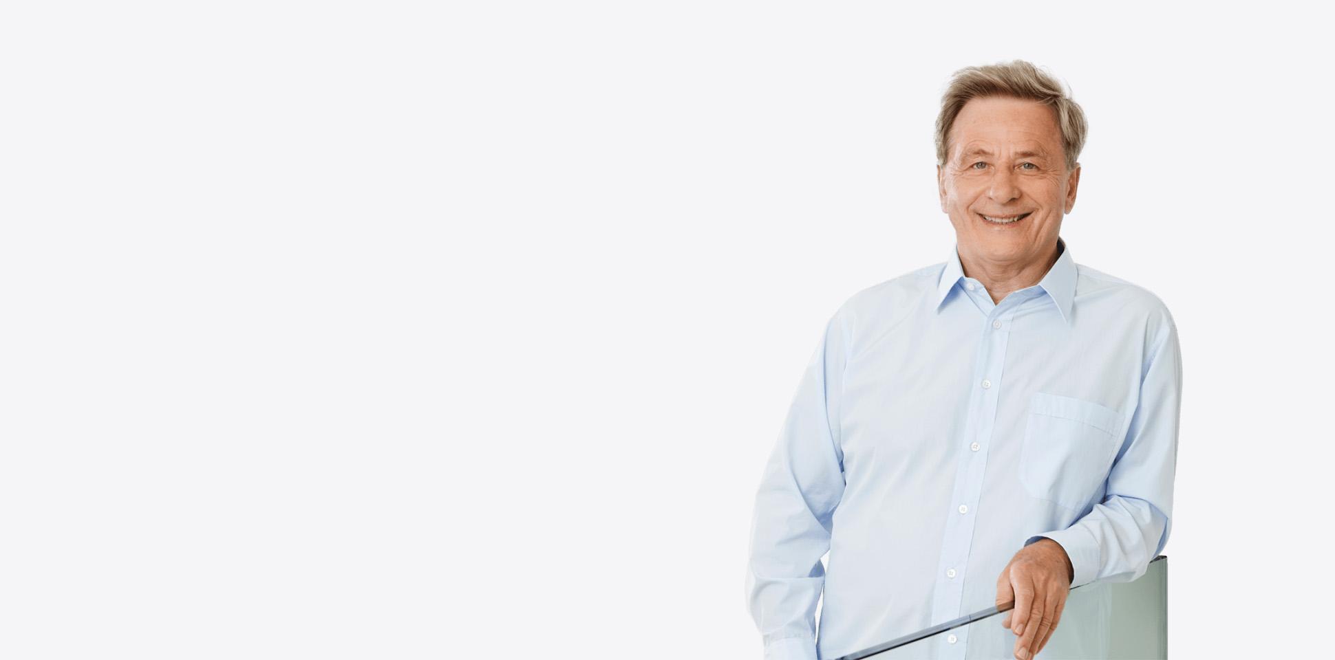 Portrait von Dr. Domonkos Horvath in einem hellblauen Hemd. Er lehnt auf einem gläsernen Geländer.