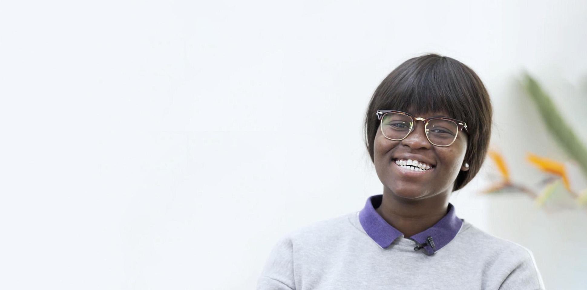 Die Patientin berichtet im Video über Ihre Kieferorthopädische Behandlung.