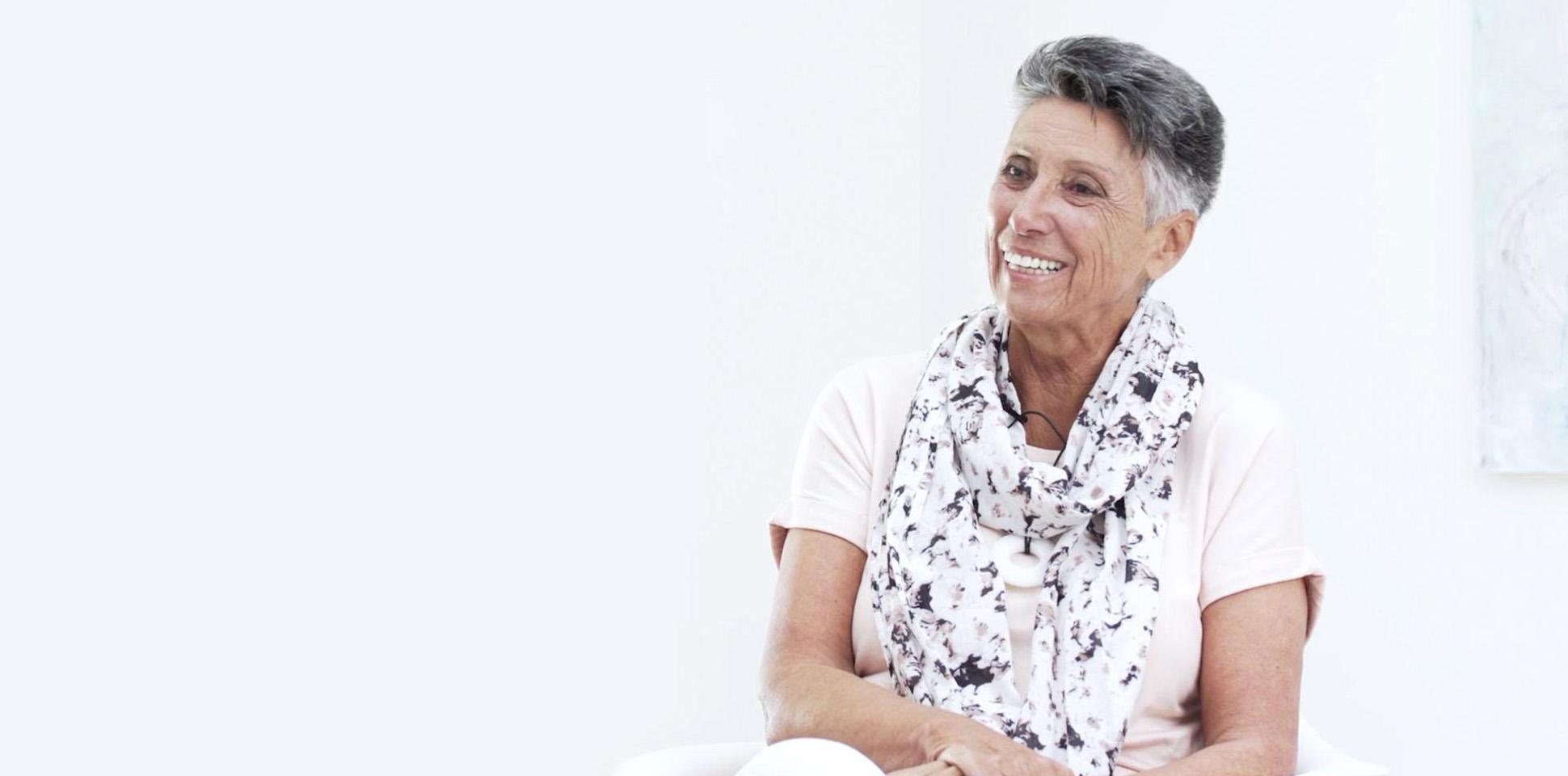 Die Patientin berichtet von Ihren Erfahrungen bei einer Zahnsanierung mit Implantaten in der Zahnarztpraxis Dr. Horvath in Jestetten.