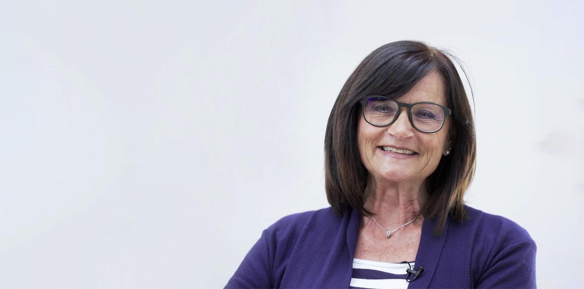 Die Patientin erzählt von Ihrer Behandlung einer vollkeramischen Restauration in einer Sitzung