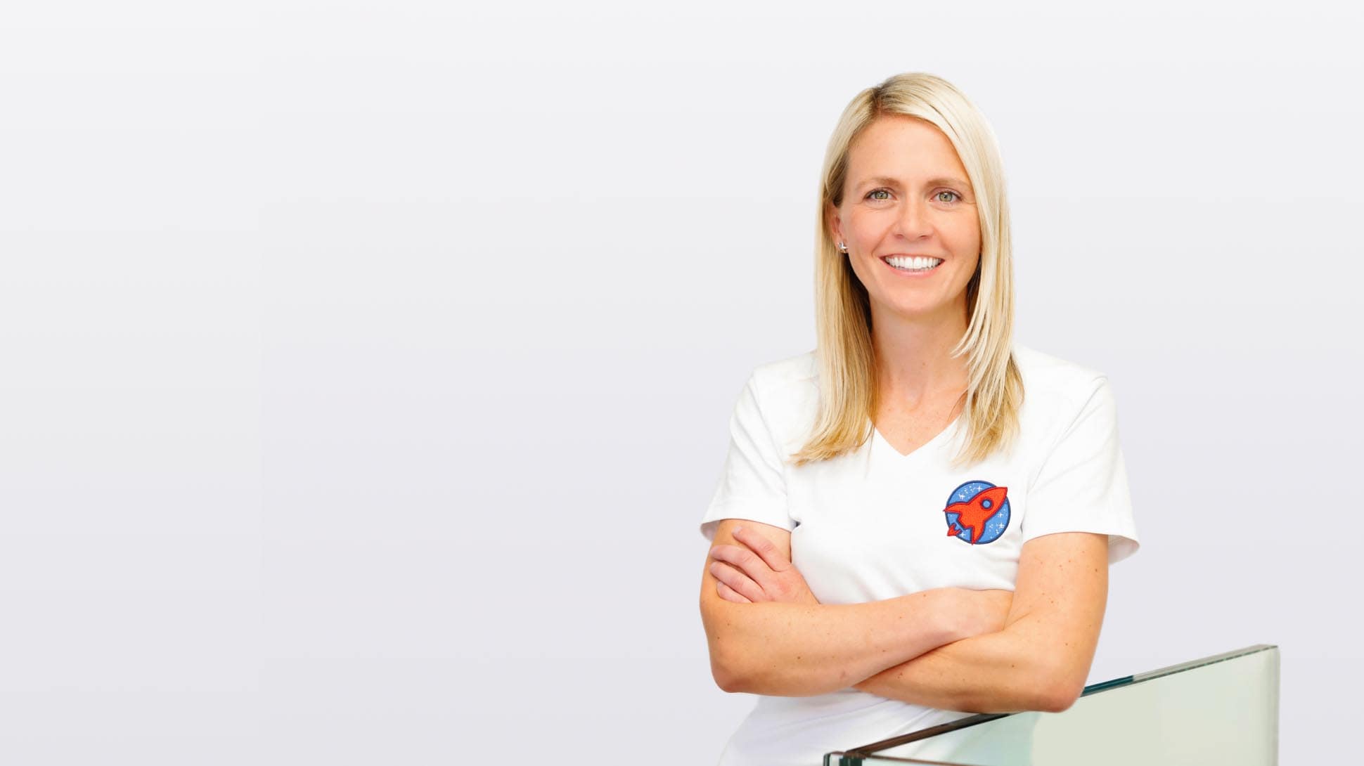 Das Bild zeigt Dr. Nicole Horvath, eine Fachärztin, vor einem grauen Hintergrund. Dr. Horvath trägt eine professionelle, weiße Arztbekleidung und strahlt dabei ein freundliches und selbstsicheres Lächeln aus. Ihre Haltung vermittelt Kompetenz und Vertrauen im medizinischen Bereich. Der schlichte graue Hintergrund lenkt den Blick auf die Person im Vordergrund und schafft eine ruhige und professionelle Atmosphäre, die in der medizinischen Praxis wichtig ist.