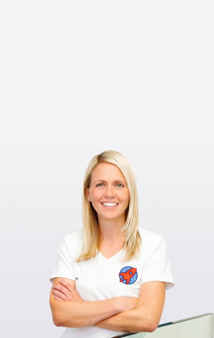 Das Bild zeigt Dr. Nicole Horvath, eine Fachärztin, vor einem grauen Hintergrund. Dr. Horvath trägt eine professionelle, weiße Arztbekleidung und strahlt dabei ein freundliches und selbstsicheres Lächeln aus. Ihre Haltung vermittelt Kompetenz und Vertrauen im medizinischen Bereich. Der schlichte graue Hintergrund lenkt den Blick auf die Person im Vordergrund und schafft eine ruhige und professionelle Atmosphäre, die in der medizinischen Praxis wichtig ist.