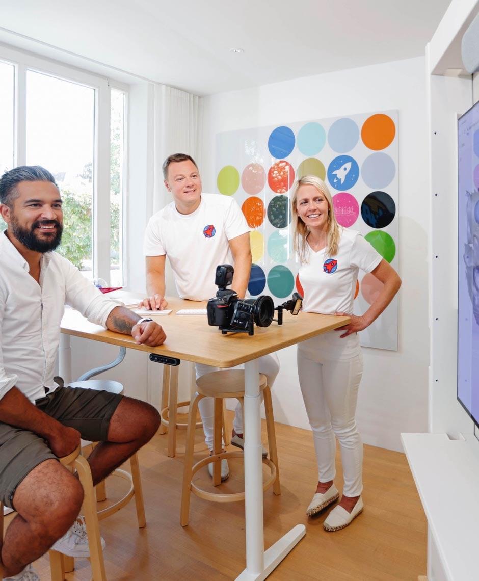 Fortschritt in der digitalen Zahnmedizin bei Dr. Horvath: Hier sehen wir Dr. Nicole und Dr. Sebastian Horvath, die mithilfe moderner Technologie eine digitale Visualisierung der Zähne eines Patienten demonstrieren. Dieses Bild unterstreicht die innovative Herangehensweise der Praxis bei der Planung und Durchführung zahnmedizinischer Behandlungen.