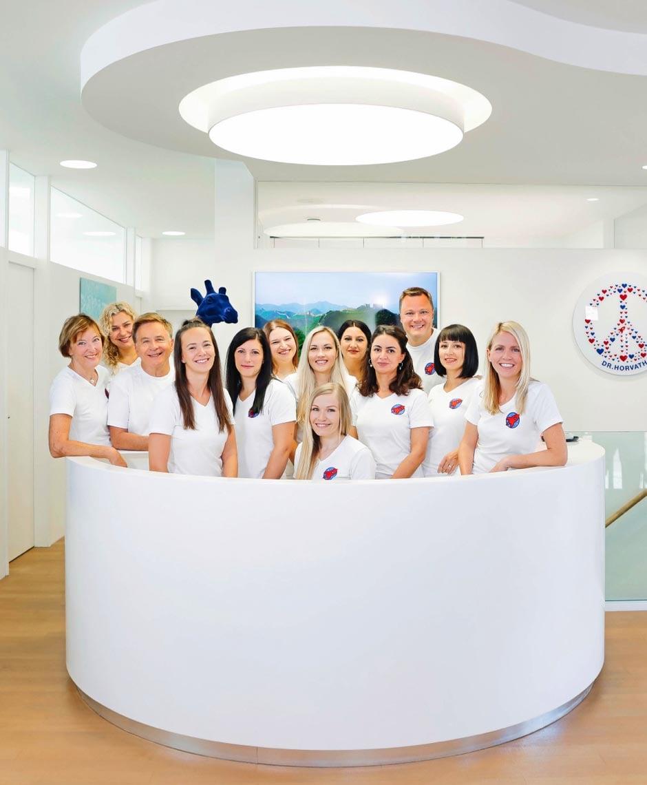 Engagiertes Team von Dr. Horvaths Zahnarztpraxis: Ein Gruppenfoto, das die Vielfalt und Professionalität des Teams zeigt, bereit, Patienten mit Fachwissen und Fürsorge zu betreuen.