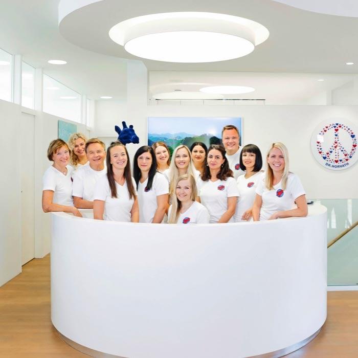 Engagiertes Team von Dr. Horvaths Zahnarztpraxis: Ein Gruppenfoto, das die Vielfalt und Professionalität des Teams zeigt, bereit, Patienten mit Fachwissen und Fürsorge zu betreuen.