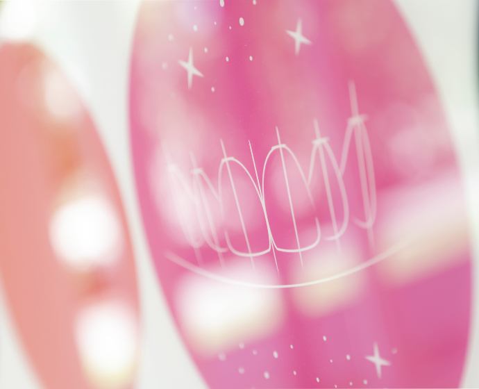 Pinkes Logo für schöne und gerade Zähne auf einem Bild in unserer Praxis