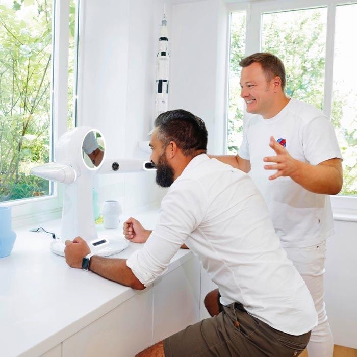 Dr. Sebastian Horvath zusammen mit einem Patienten bei einem 3D Gesichtsscan für die Zahnmedizin in modernem Setting.