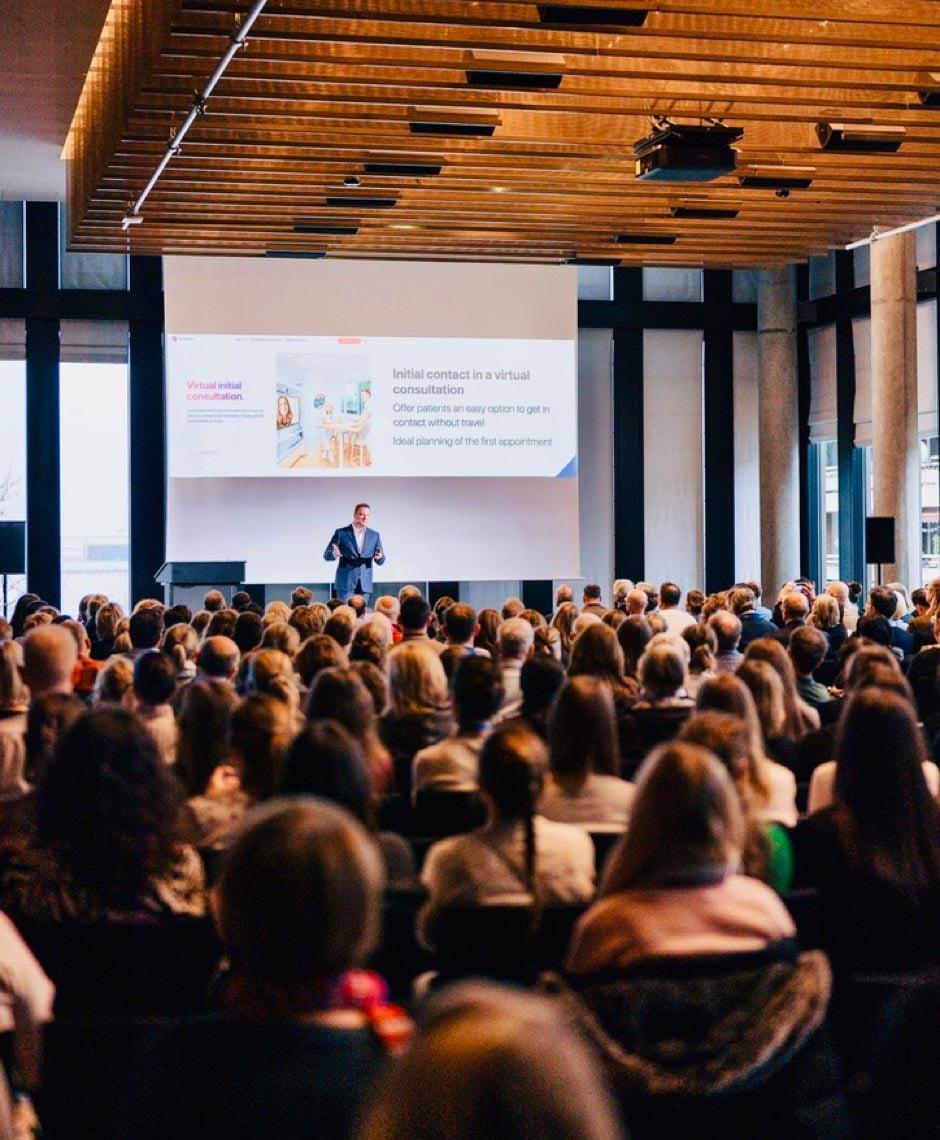 Dr. Sebastian Horvath hält einen fesselnden Vortrag über moderne Zahnmedizin vor einem interessierten Publikum. Die Zuhörer folgen gespannt den innovativen Behandlungsmethoden und neuesten Technologien für ästhetische Korrekturen.