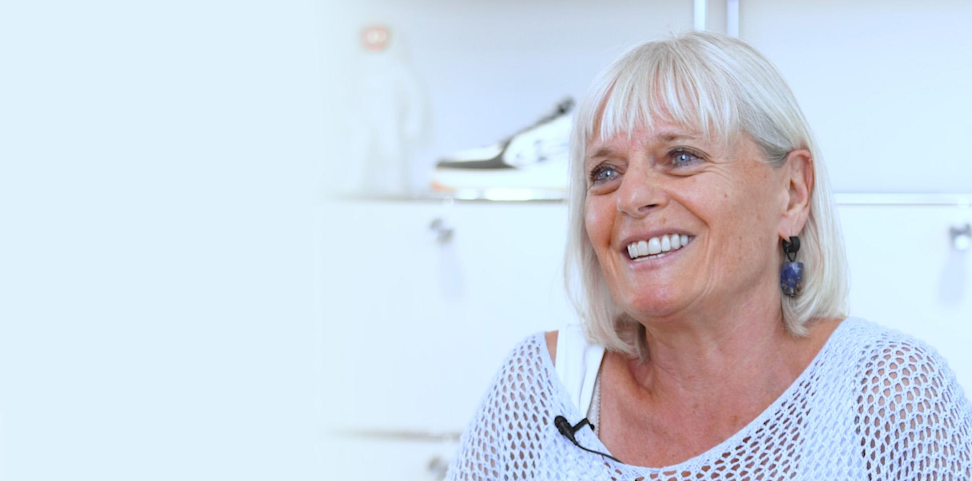 Eine Patientin spricht über ihre Zahnbehandlung und das Ergebnis. Persönlicher Erfahrungsbericht aus erster Hand.