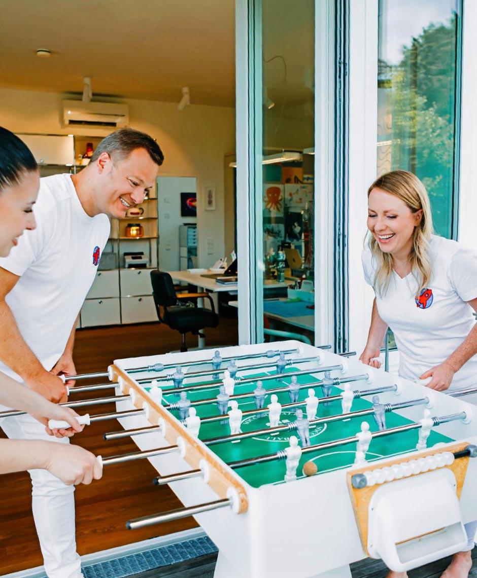 Einblick in die entspannte Atmosphäre der Zahnarztpraxis Dr. Horvath in Jestetten bei Zürich – das Team beim Tischfußball im Pausenraum.