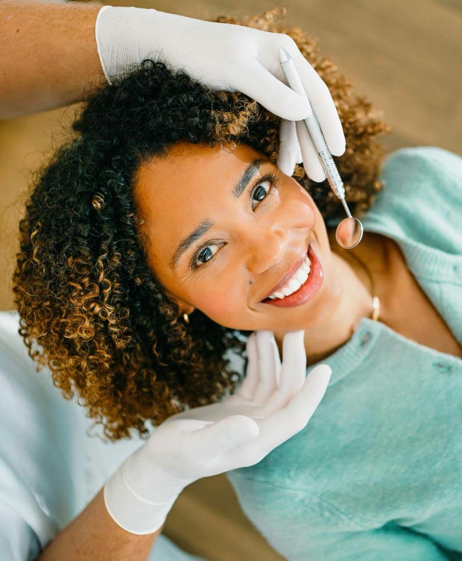 Perfektes Lächeln einer Patientin nach Behandlung bei Dr. Horvath, Spezialist für Veneers und Zahnästhetik, in der Zahnarztpraxis nahe Zürich.