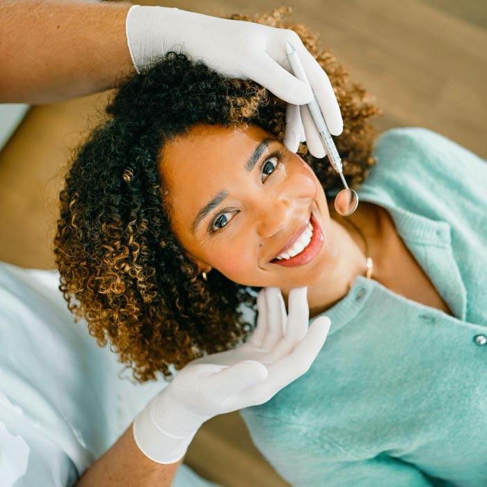Perfektes Lächeln einer Patientin nach Behandlung bei Dr. Horvath, Spezialist für Veneers und Zahnästhetik, in der Zahnarztpraxis nahe Zürich.
