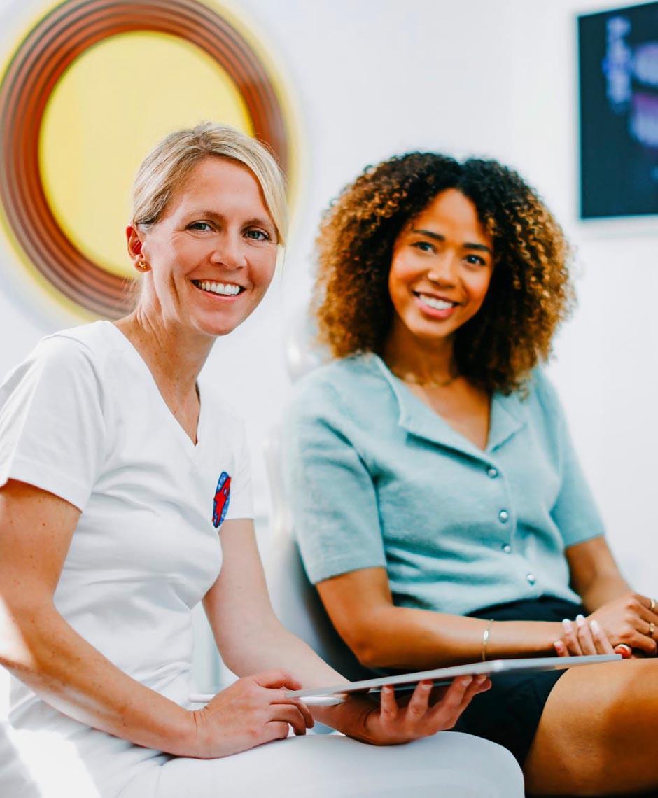 Dr. Nicole Horvath berät Patientin zu Invisalign in der Zahnarztpraxis Jestetten – moderne Kieferorthopädie nahe Zürich.