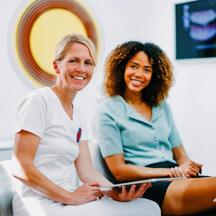 Dr. Nicole Horvath berät Patientin zu Invisalign in der Zahnarztpraxis Jestetten – moderne Kieferorthopädie nahe Zürich.