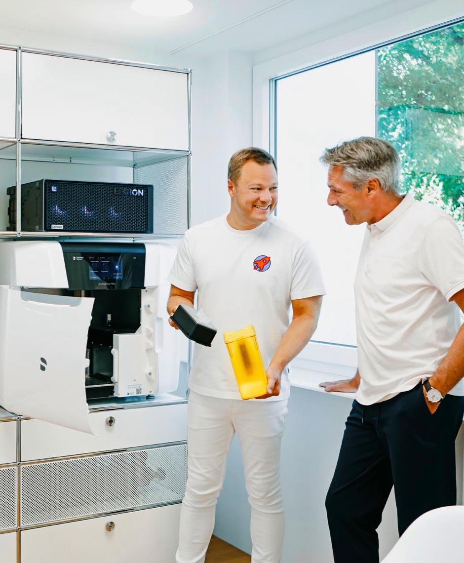 Dr. Sebastian Horvath erklärt CAD/CAM-Technologie zur Herstellung von Kronen und Veneers in der Zahnarztpraxis Jestetten.