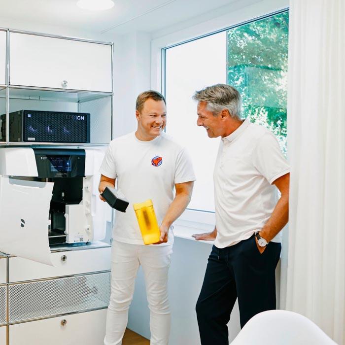 Dr. Sebastian Horvath erklärt CAD/CAM-Technologie zur Herstellung von Kronen und Veneers in der Zahnarztpraxis Jestetten.