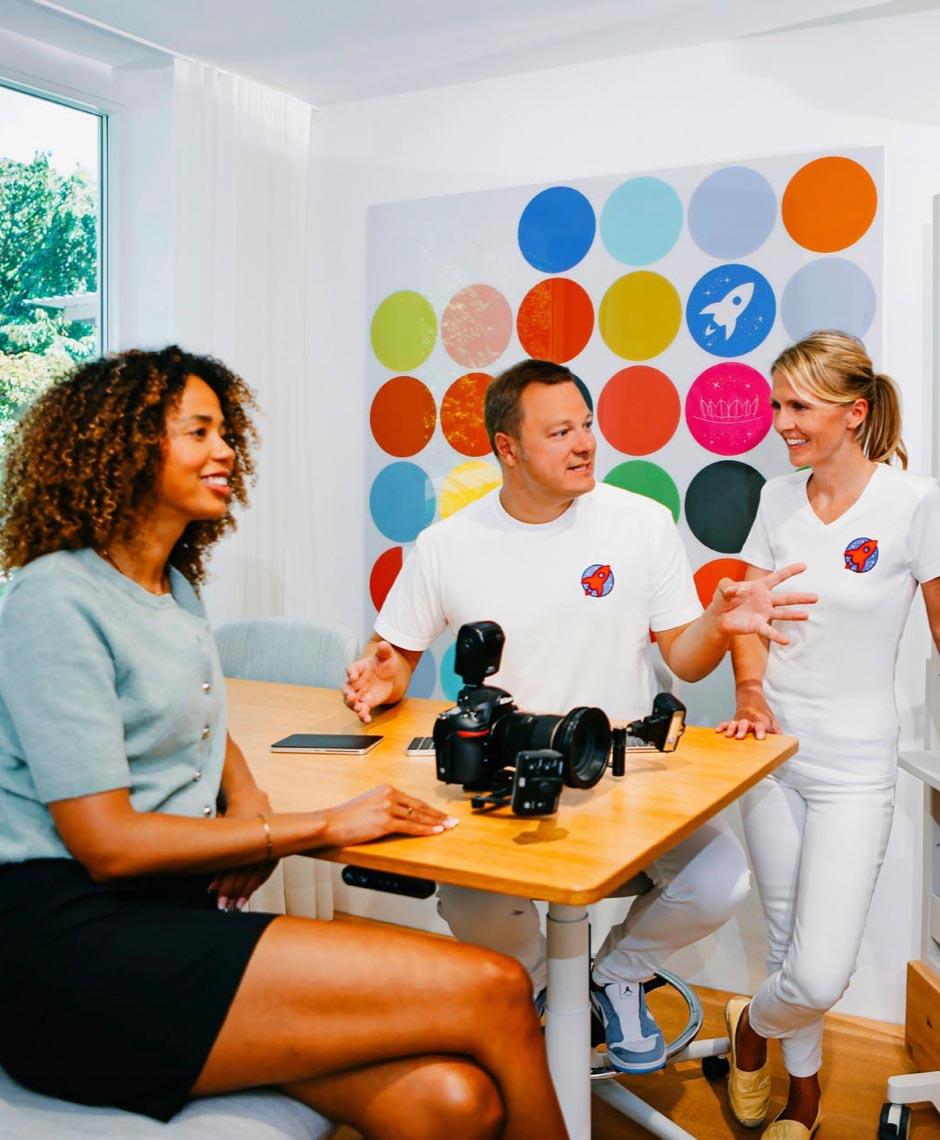 Dr. Nicole Horvath, Fachzahnärztin für Kieferorthopädie, und Dr. Sebastian Horvath – Spezialist für Prothetik (DGPro), beraten sich in unserer Praxis in Jestetten, nur ca. 20 Minuten vom Flughafen Zürich.