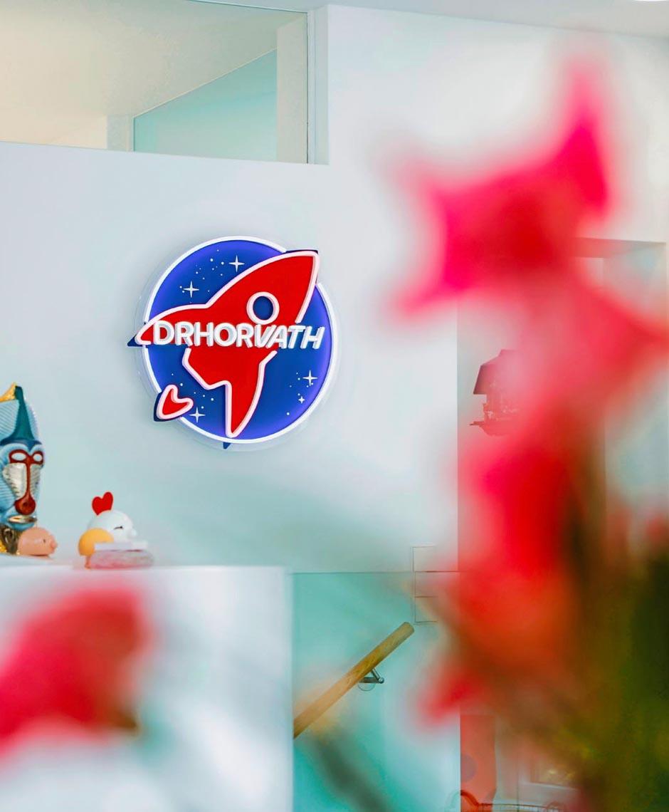 Empfangsbereich mit DrHorvath-Logo in der Zahnarztpraxis Jestetten bei Zürich – persönliche Betreuung und moderne Zahnmedizin.