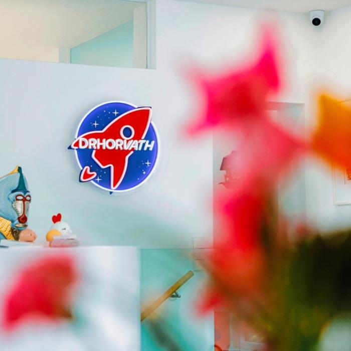 Empfangsbereich mit DrHorvath-Logo in der Zahnarztpraxis Jestetten bei Zürich – persönliche Betreuung und moderne Zahnmedizin.