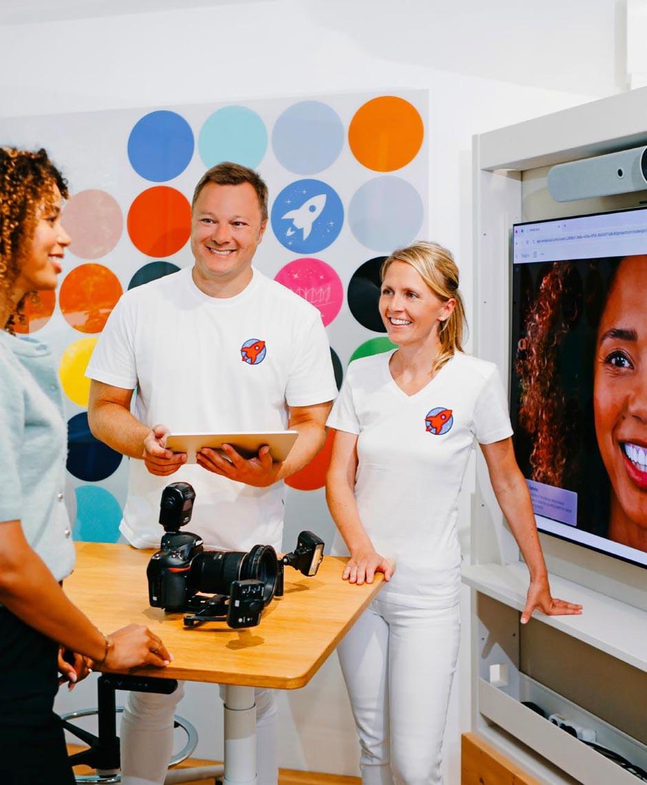 Dr. Sebastian Horvath und Dr. Nicole Horvath beraten Patientin zu Invisalign und ästhetischer Zahnmedizin in der Zahnarztpraxis Jestetten bei Zürich.