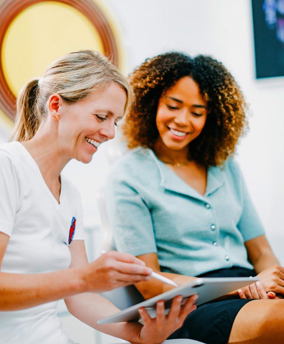 Dr. Nicole Horvath erklärt Patientin die Invisalign-Behandlung in der Zahnarztpraxis Jestetten – Spezialistin für Kieferorthopädie und Zahnkorrektur.