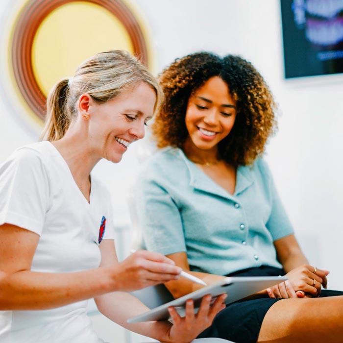 Dr. Nicole Horvath erklärt Patientin die Invisalign-Behandlung in der Zahnarztpraxis Jestetten – Spezialistin für Kieferorthopädie und Zahnkorrektur.