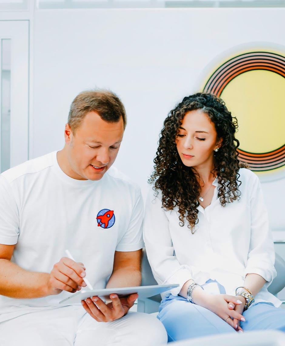 Dr. Sebastian Horvath erklärt Invisalign-Behandlungsoptionen für gerade Zähne in der modernen Zahnarztpraxis in Jestetten nahe Zürich.