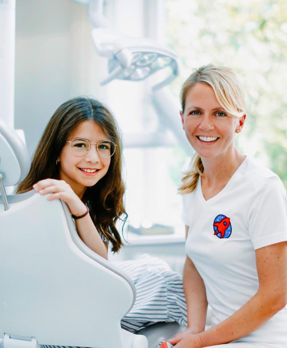 Dr. Nicole Horvath mit junger Patientin im Behandlungsstuhl – kinderfreundliche Kieferorthopädie in Jestetten bei Zürich, spezialisiert auf Kieferorthopädie.