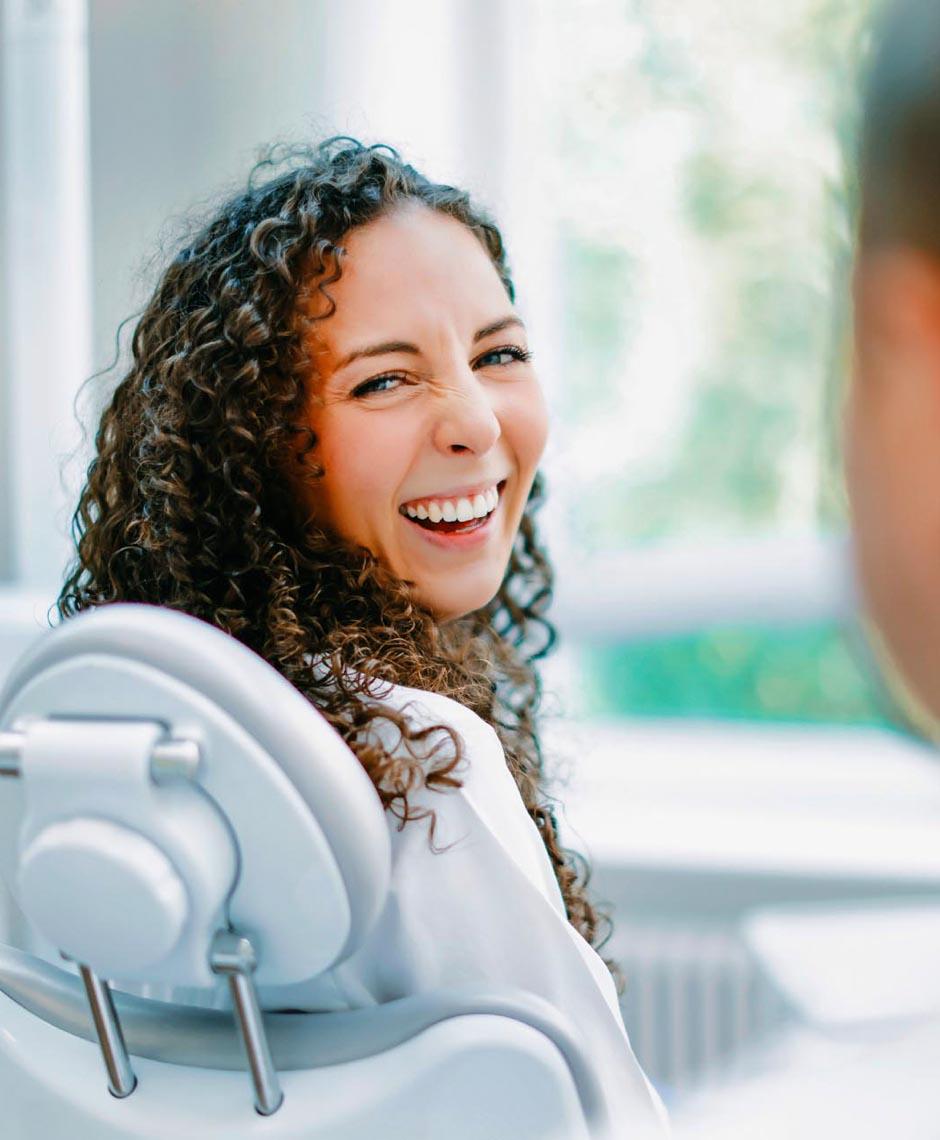 Glückliche Patientin während Behandlung bei Dr. Horvath in der Zahnarztpraxis Jestetten, nahe Zürich – Invisalign und ästhetische Zahnmedizin.