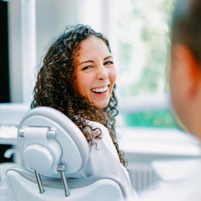 Glückliche Patientin während Behandlung bei Dr. Horvath in der Zahnarztpraxis Jestetten, nahe Zürich – Invisalign und ästhetische Zahnmedizin.