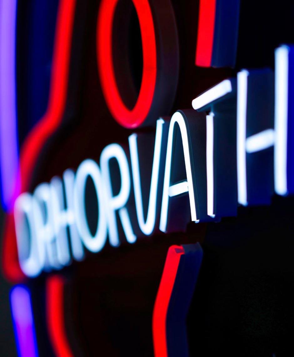Modernes Neonlogo „DrHorvath“ in der Zahnarztpraxis Jestetten bei Zürich – Spezialist für Invisalign, Veneers, Kronen und Zahnkorrekturen.